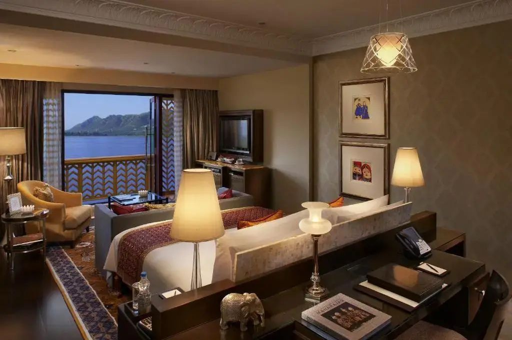 Geräumiges Zimmer mit Sitzecke und Seeblick im The Leela Palace Udaipur