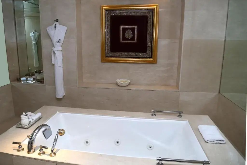 Luxuriöse Badewanne in elegantem Rahmen im The Leela Palace Udaipur