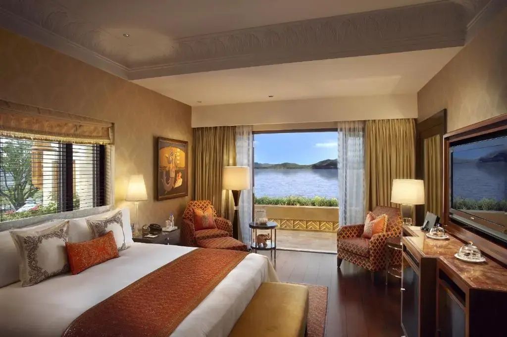 Luxuriöses Schlafzimmer mit Blick auf den See im Leela Palace Udaipur