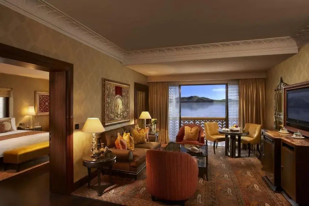 Elegantes Wohnzimmer mit Seeblick im Leela Palace Udaipur