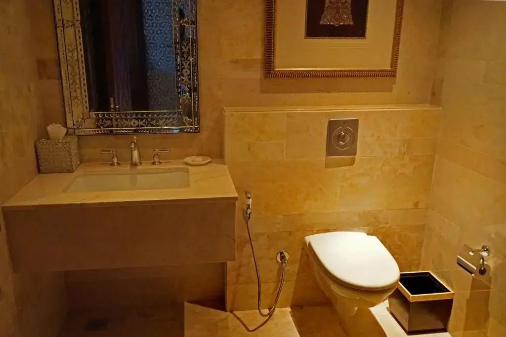 Modernes Badezimmer mit hochwertigen Armaturen im Leela Palace Udaipur