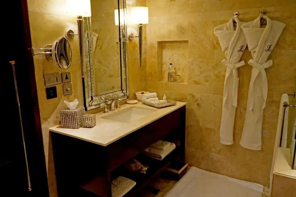 Badezimmer mit großem Spiegel und luxuriösen Details im Leela Palace Udaipur