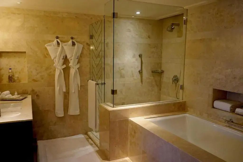 Marmorbad mit Dusche und Wanne im Leela Palace Udaipur