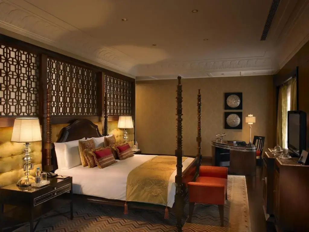Luxuriöse Maharaja Suite mit Himmelbett und eleganter Holzvertäfelung.