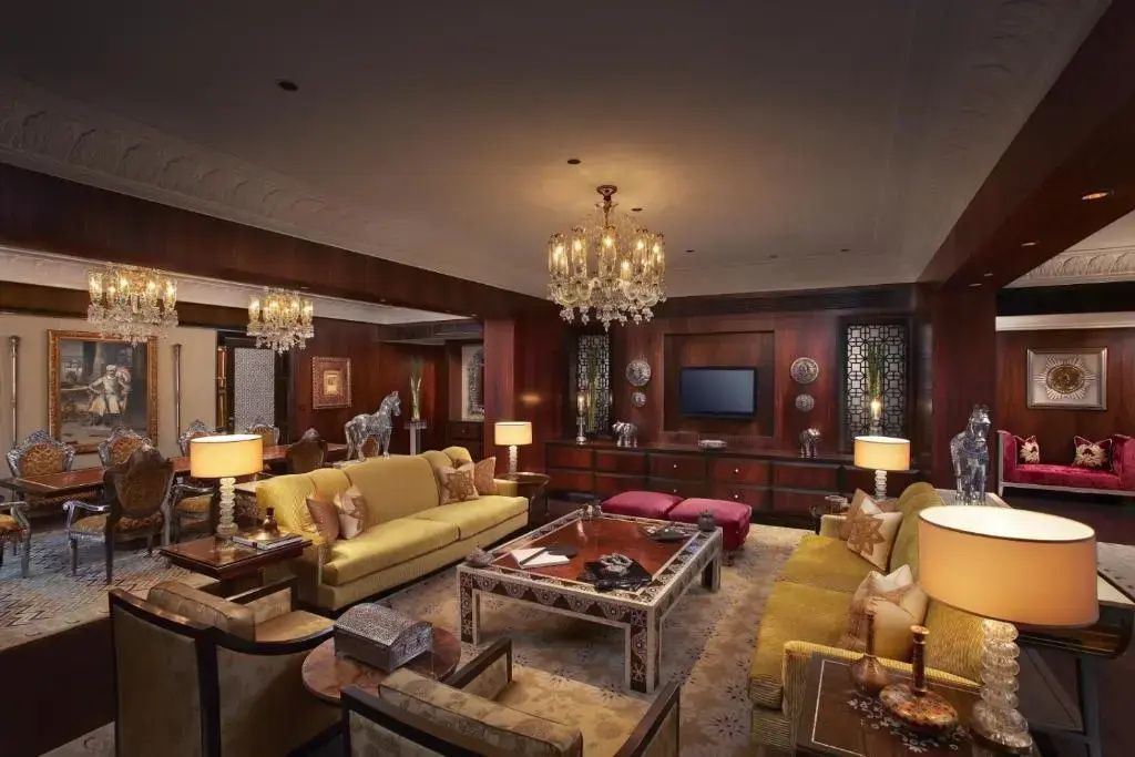 Elegantes Wohnzimmer mit Kronleuchtern und luxuriöser Einrichtung.