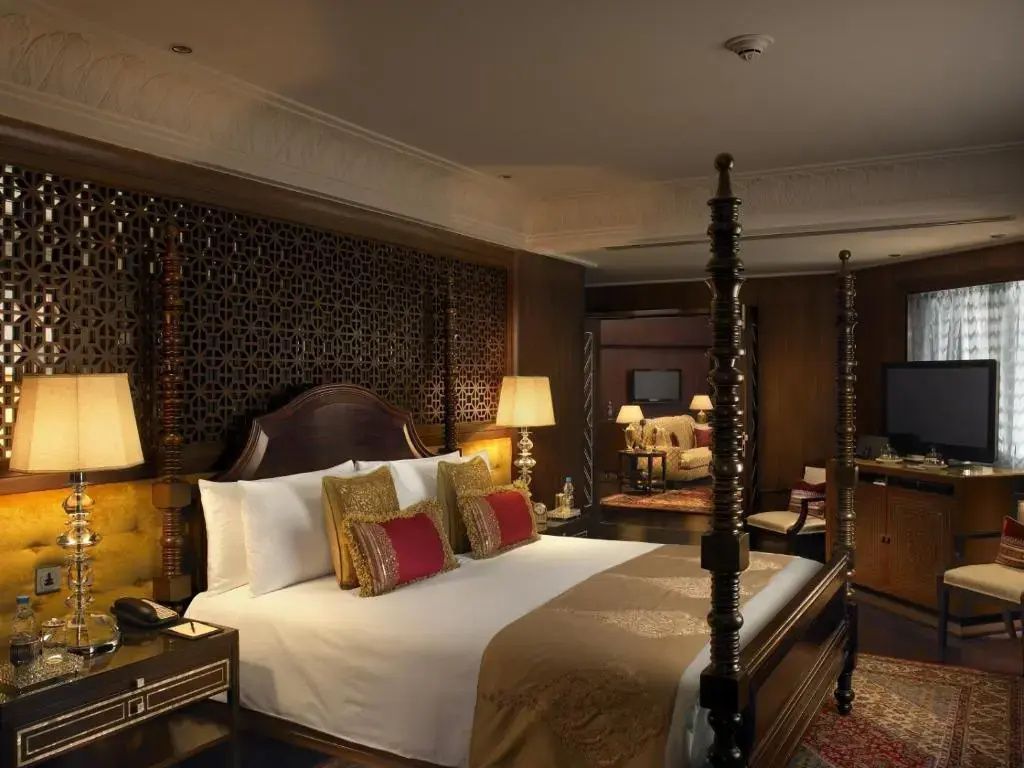 Luxuriöse Royal Doppel Suite mit elegantem Himmelbett und stilvoller Beleuchtung