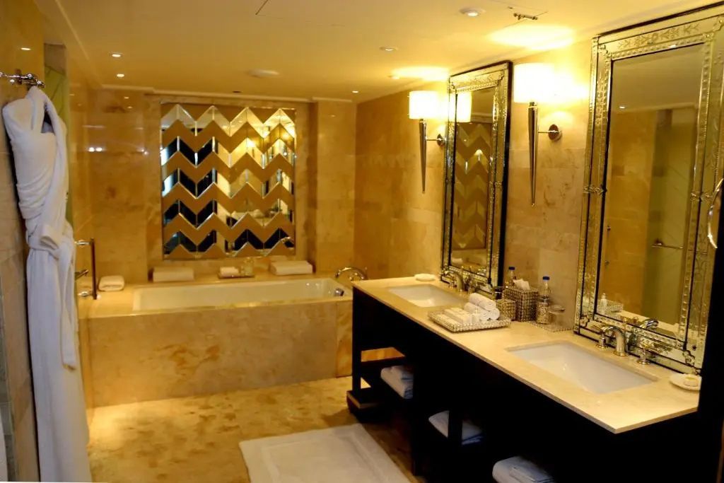 Exklusives Badezimmer mit Doppelwaschbecken und eleganten Designdetails