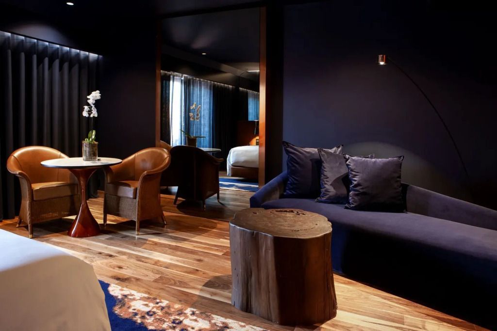Luxuriöse Junior-Suite mit gemütlicher Sitzgelegenheit im Hotel Forte de Gaia.