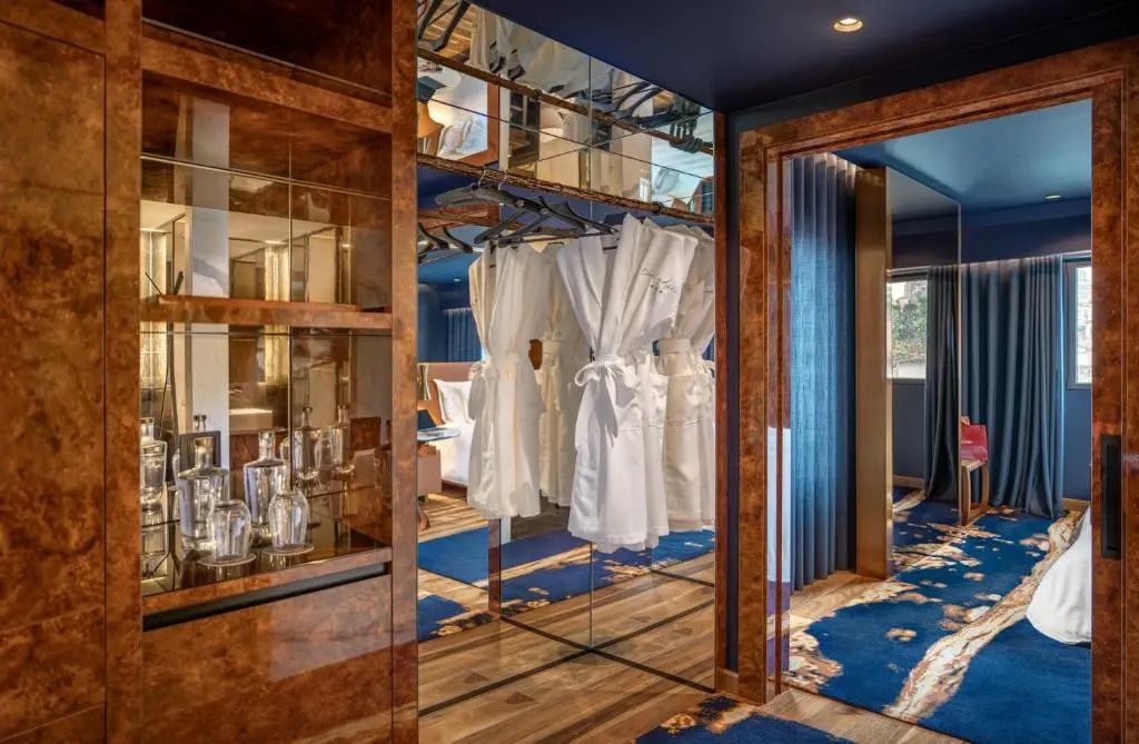 Geräumige Suite mit luxuriönen Bademänteln und eleganten Holzakzenten.