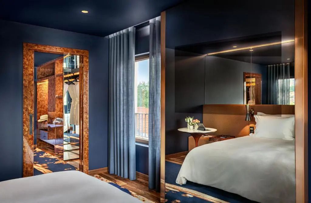 Geräumiges Schlafzimmer einer Suite im Forte de Gaia Hotel mit großem Bett und modischen Vorhängen