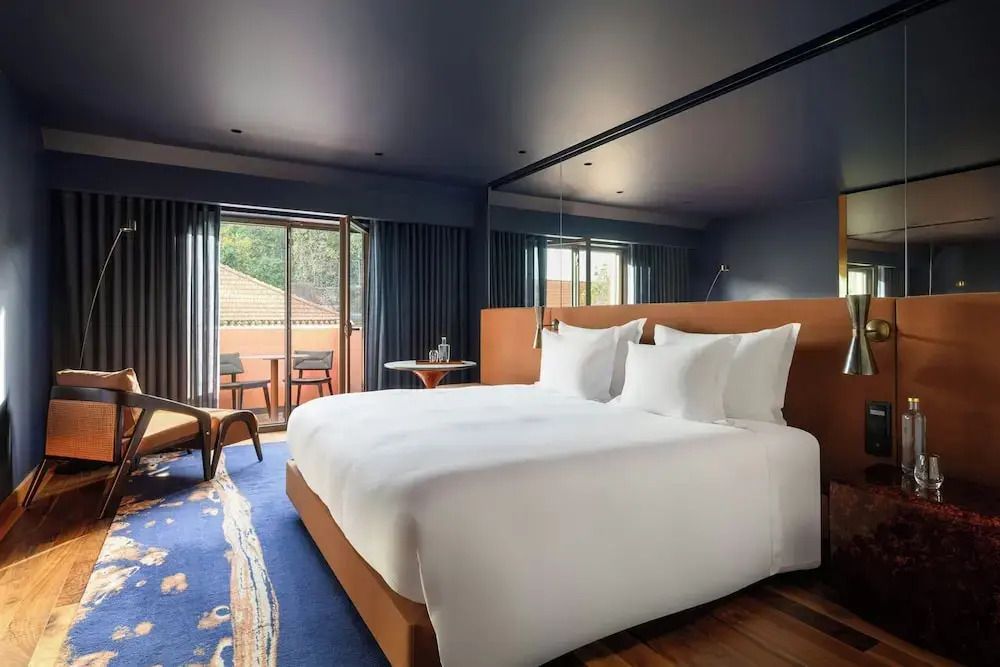 Klassisches Doppelzimmer mit elegantem Doppelbett und Balkonblick
