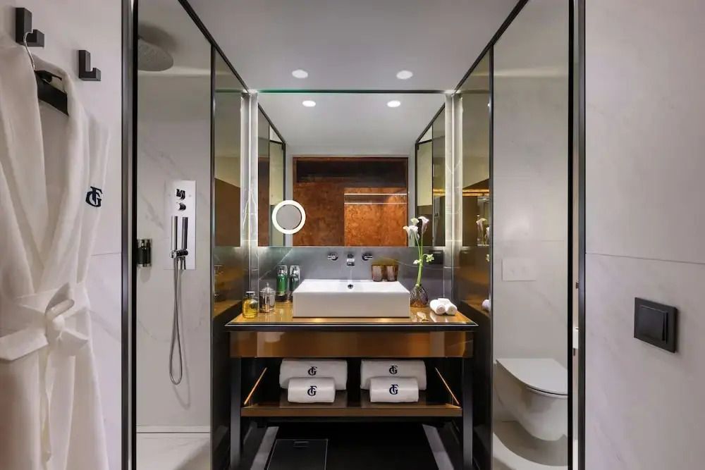 Modernes Hotelbadezimmer mit großen Spiegeln und Waschtisch