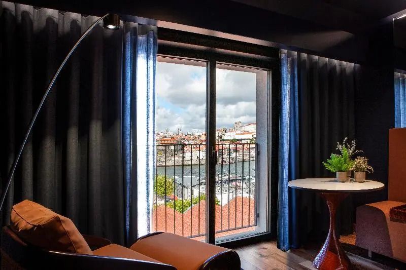 Moderne Zimmeraussicht mit Flussblick aus einem Standard Doppelzimmer im Forte de Gaia Hotel.