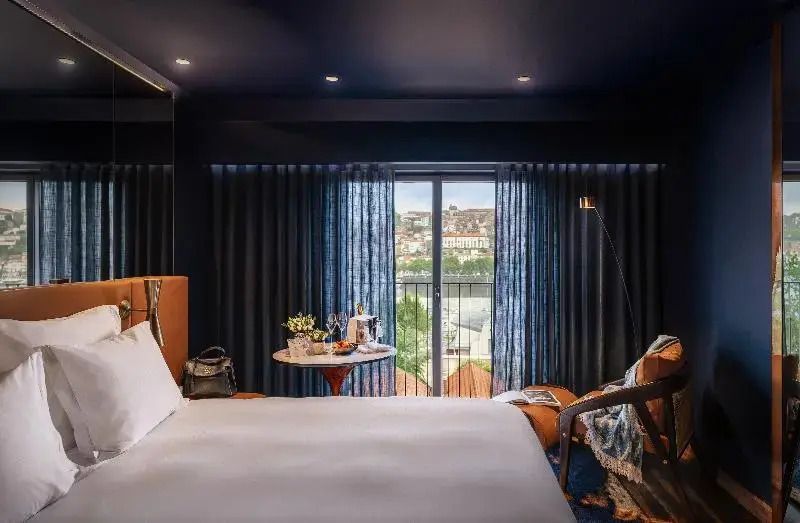 Elegantes Doppelzimmer mit Stadtblick und gemütlicher Einrichtung im Forte de Gaia Hotel.