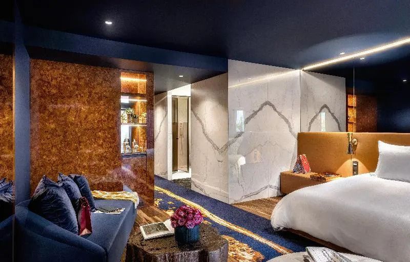 Modernes Hotelzimmer mit Marmorakzenten und komfortablem Bett