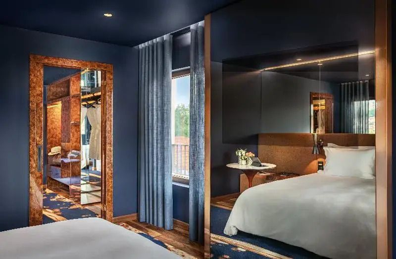 Elegantes Schlafzimmer in der Suite mit großen Fenstern und stilvollen Details