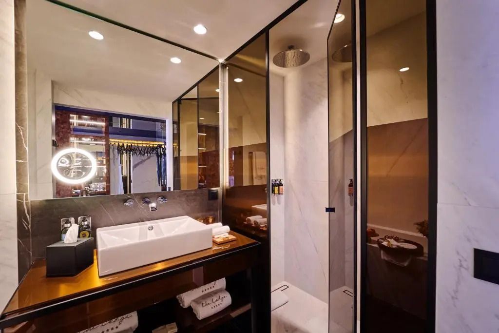 Stilvolles Badezimmer mit großer Dusche und modernen Armaturen.