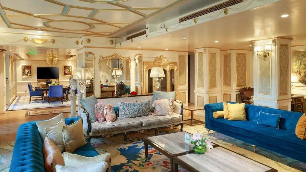 Prächtig eingerichtetes Wohnzimmer mit stilvollen Sofas und klassischen Dekorationen