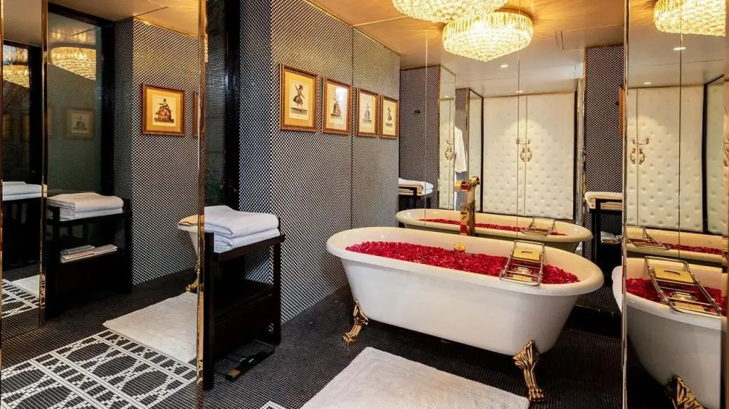 Elegantes Badezimmer mit freistehender Badewanne und stilvoller Dekoration