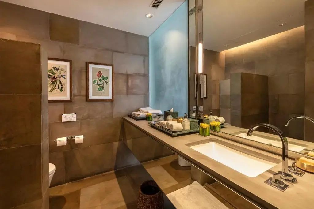 Badezimmer der Lodhi Suite mit modernen Armaturen und stilvollen Accessoires.