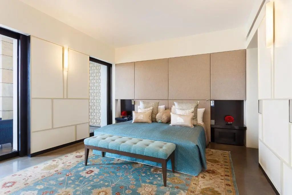 Elegantes Doppelzimmer mit großem Bett und modernen Dekorelementen im Lodhi Hotel