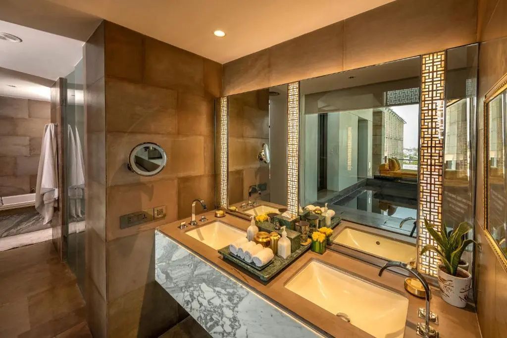 Gut ausgestattetes Badezimmer mit stilvoller Beleuchtung im Lodhi Hotel