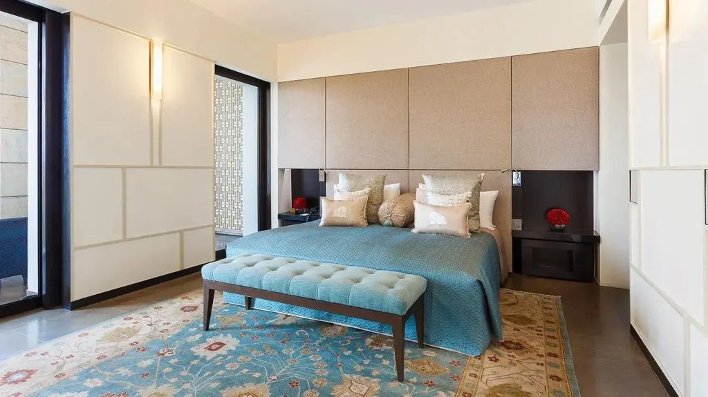 Elegantes Lodhi Doppelbettzimmer mit modernen Akzenten und stilvollen Textilien