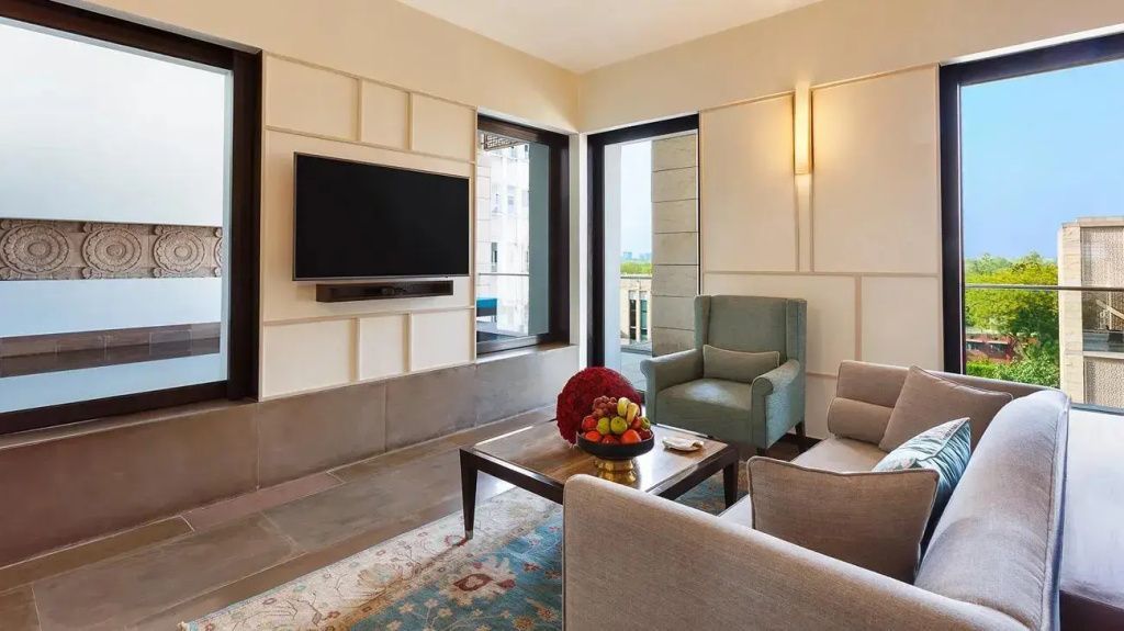 Moderne Sitzecke im Lodhi Doppelzimmer mit Flachbild-TV und stilvollen Möbeln
