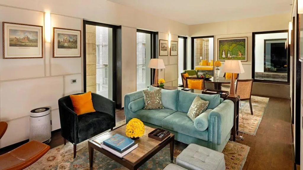 Elegantes Wohnzimmer in einer Suite mit modernen Möbeln und farblichen Akzenten.
