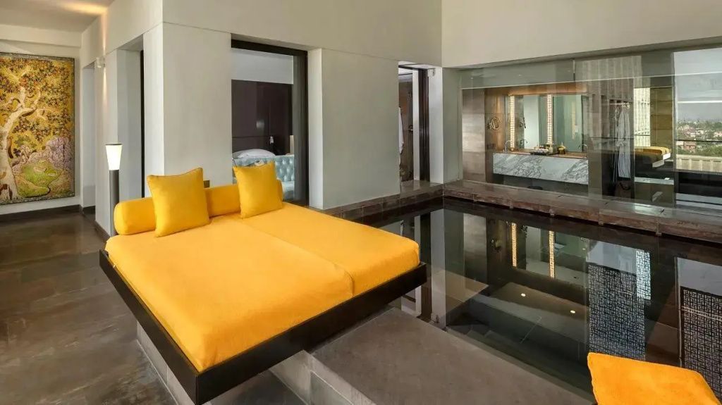 Privater Indoor-Pool in der Suite mit komfortabler Liege und dezenter Beleuchtung.