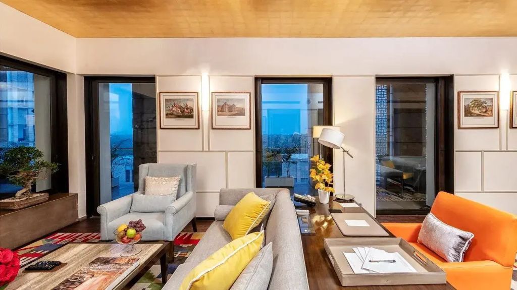 Helle Suite mit bequemen Sesseln, Kunstwerken und Blick nach draußen.