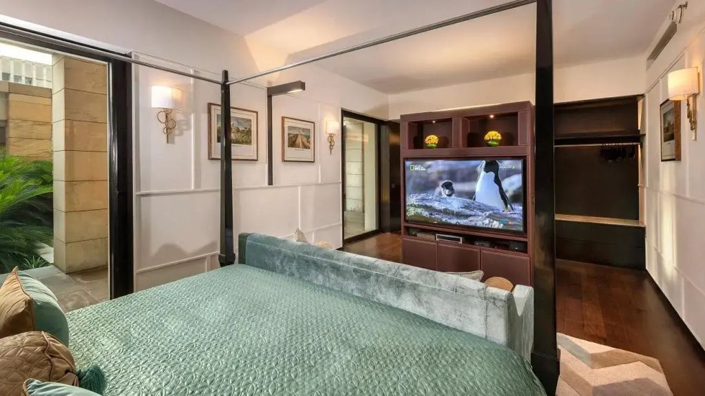 Elegantes Schlafzimmer der Lodhi Signature Suite mit luxuriösem Bett und Flachbildfernseher