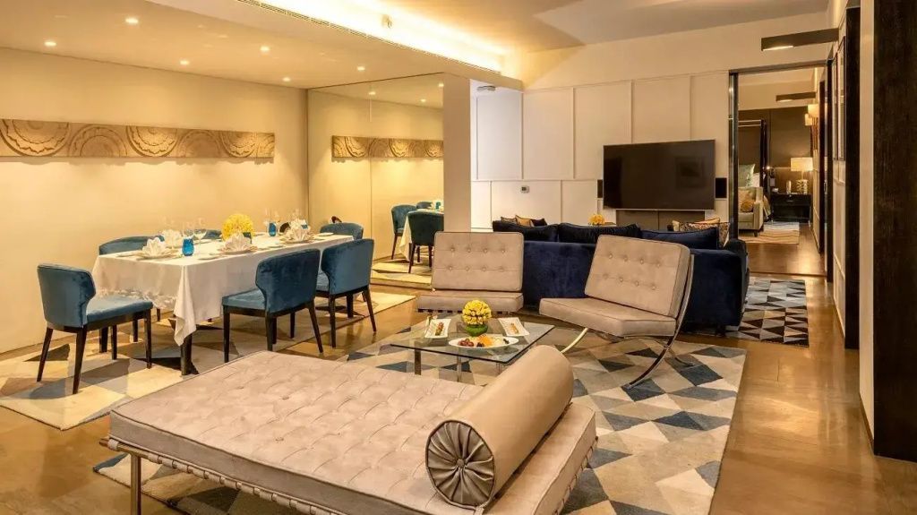 Geräumiger Wohnbereich der Lodhi Signature Suite mit modernen Möbeln und Essbereich