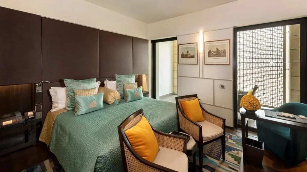 Elegantes Hotelzimmer mit Doppelbett und stilvoller Dekoration