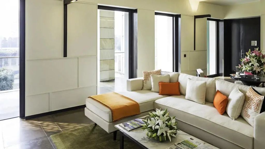 Elegante Suite mit gemütlichem Sofa und frischen Blumen in moderner Einrichtung