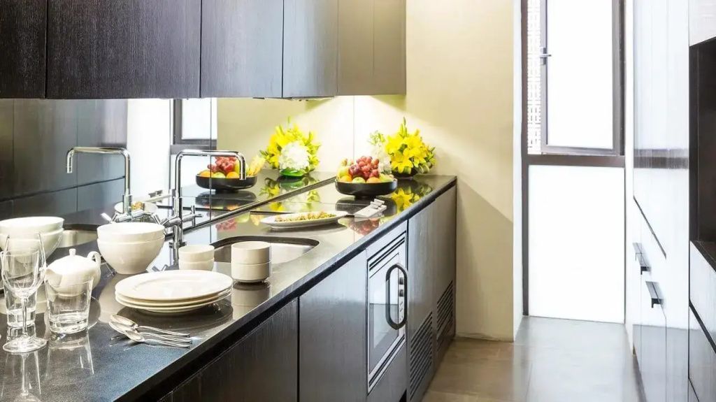 Moderne Küchenzeile mit Granit-Arbeitsfläche und gelben Blumenarrangements