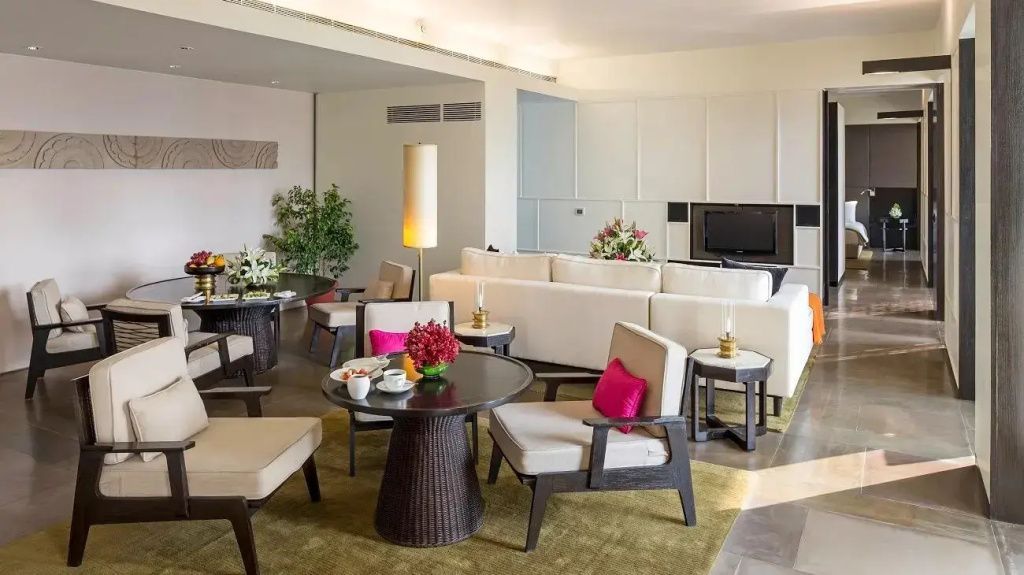 Geräumiger Wohnbereich der Suite mit luxuriösen Sitzgelegenheiten und hellen Akzenten