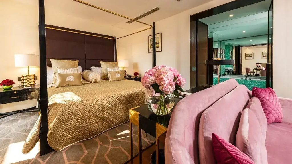 Luxuriöses Schlafzimmer mit Doppelbett und eleganten goldenen Farbakzenten