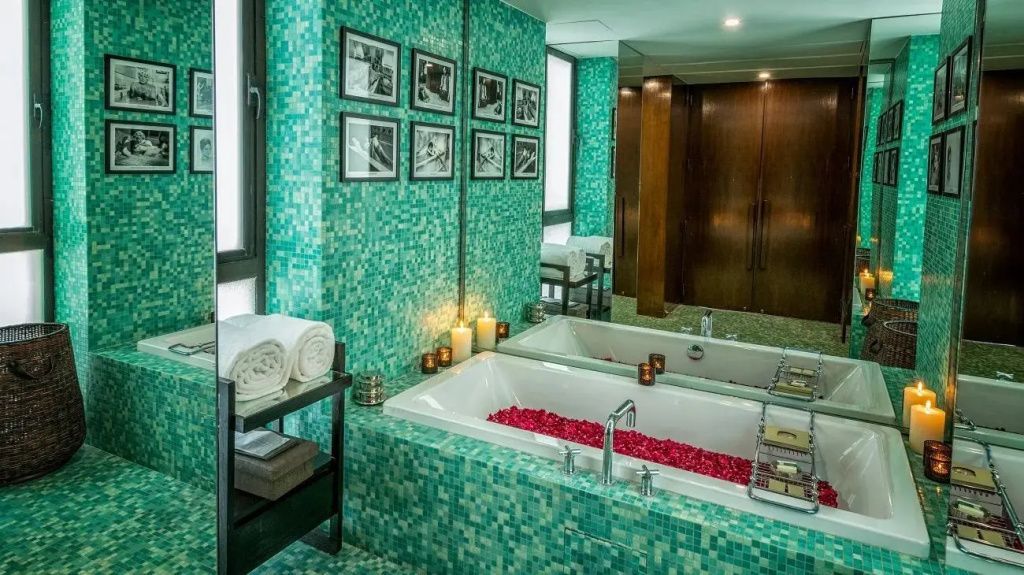 Modernes Badezimmer mit Mosaikfliesen und dekorativen Accessoires