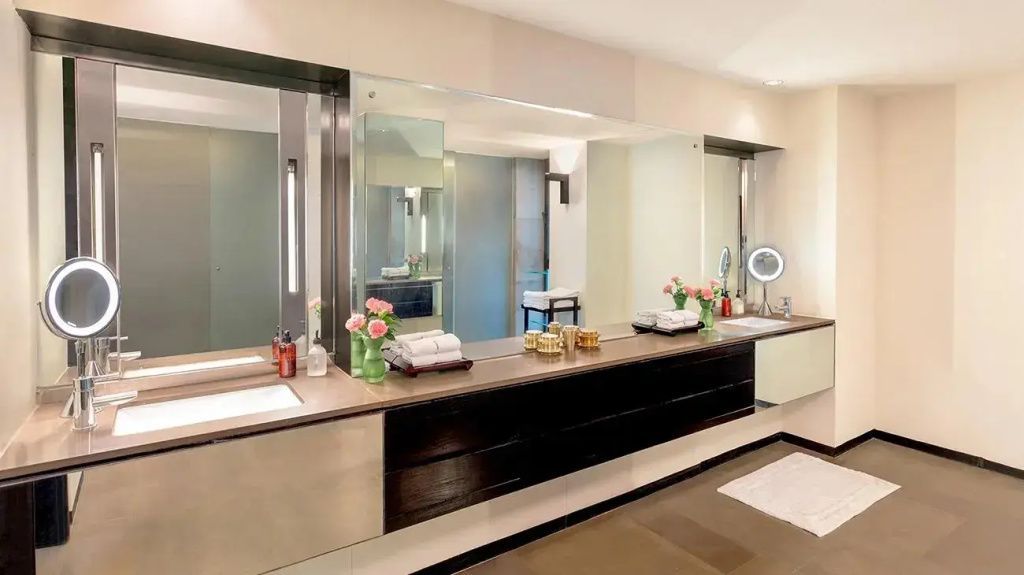 Modernes Badezimmer mit großzügigem Spiegel und Waschbecken