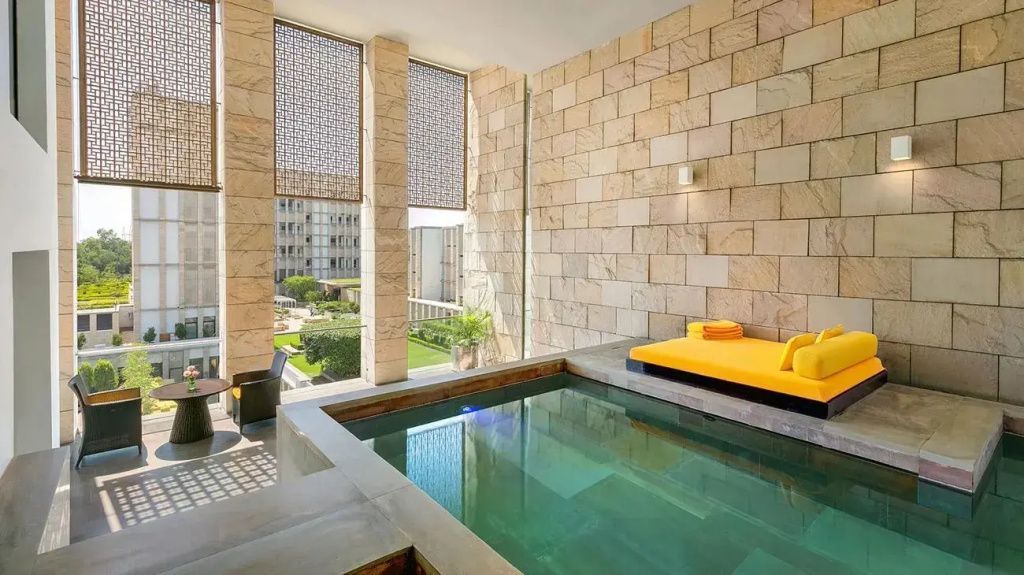 Privater Pool mit Blick auf die Gartenlandschaft in der Verandah Suite