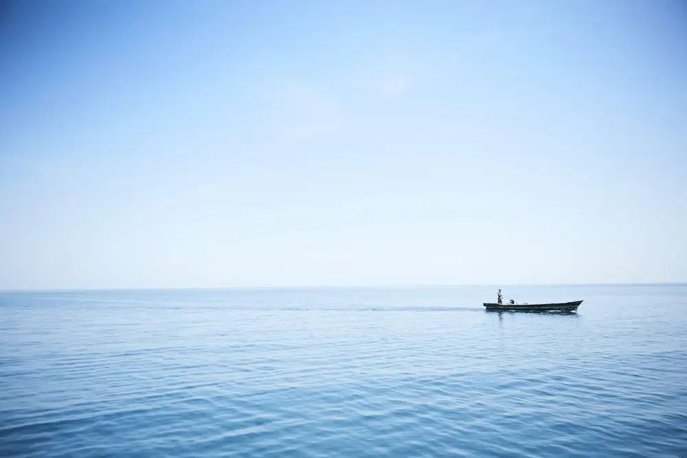 Weite Aussicht auf das ruhige, blaue Meer und den klaren Himmel