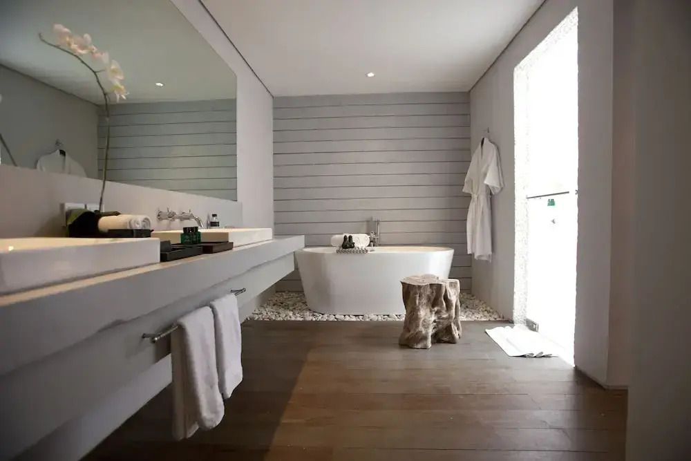 Elegantes Badezimmer mit freistehender Badewanne und stilvollen Holzdetails