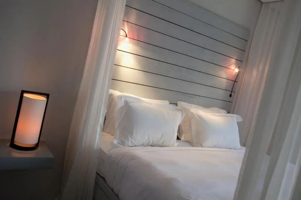 Luxuriöses Zimmer mit eleganter Beleuchtung und weißen Kissen
