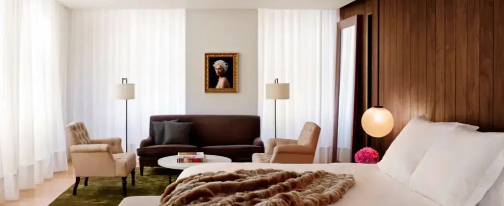 Wohnbereich mit Kunstwerk, bequemen Sesseln und einem stilvollen Sofa