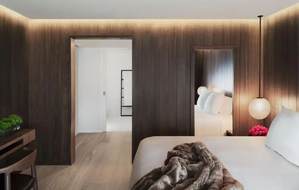 Hochwertiges Zimmerdesign mit Holzverkleidung und modernem Dekor.