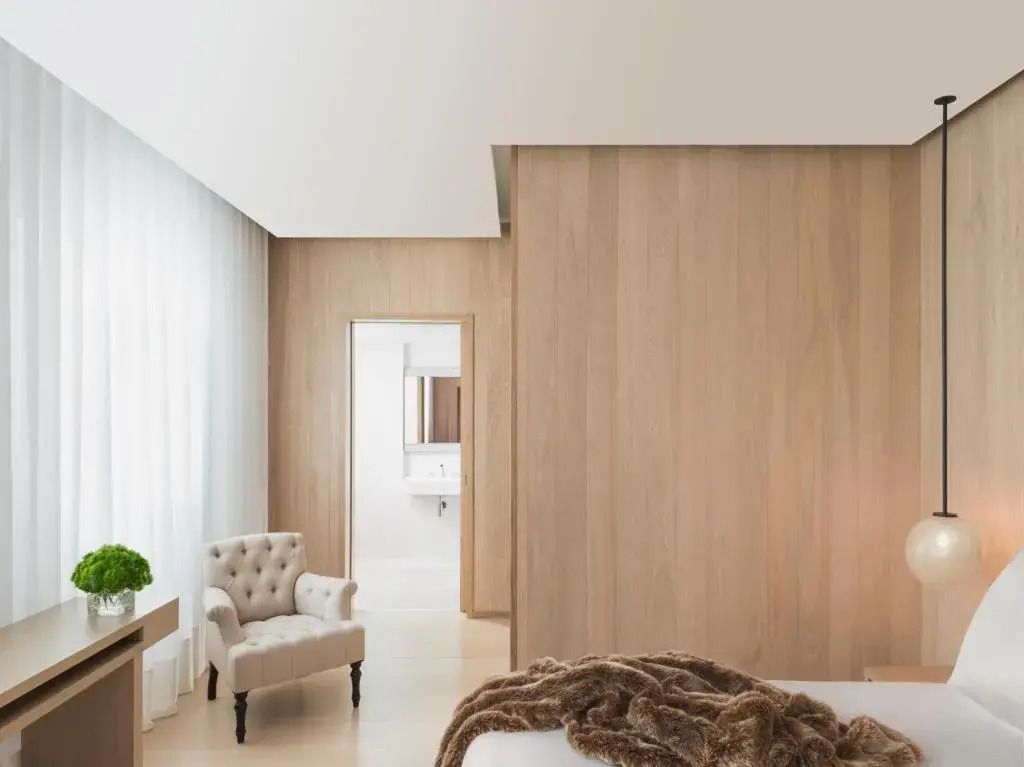 Geräumiges Zimmer mit heller Gestaltung und entspannender Sitzecke.
