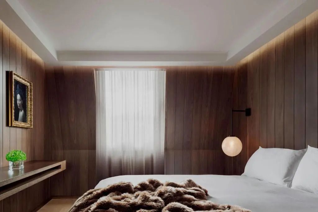 Modernes Schlafzimmer mit Holzwandverkleidung und dekorativer Beleuchtung