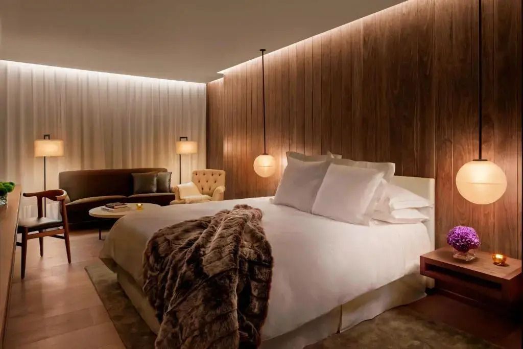 Loft Doppelzimmer mit stimmungsvoller Beleuchtung und gemütlicher Atmosphäre