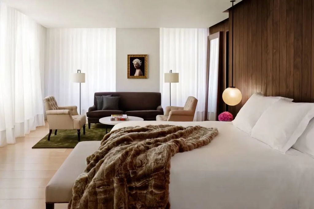 Gemütliche Suite mit modernem Design und eleganter Einrichtung im London EDITION Hotel.